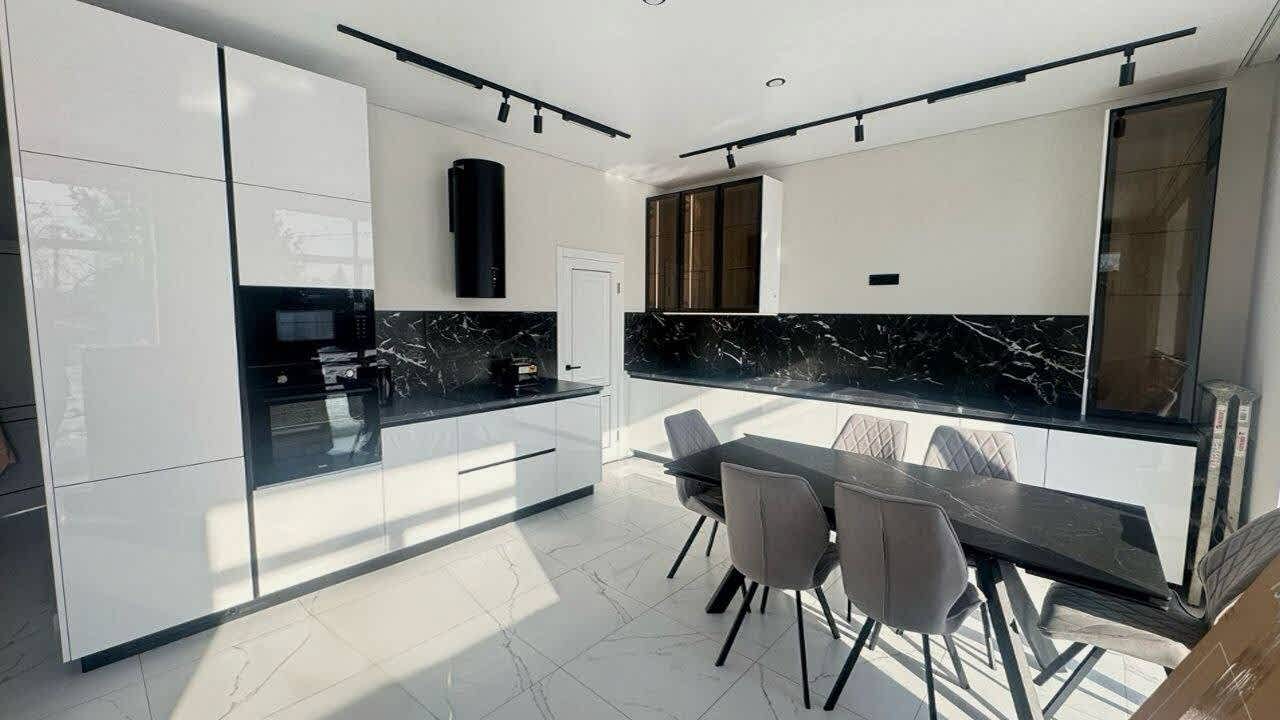 Белоснежная кухня для загородного дома - фото - 1