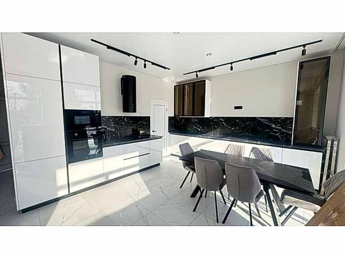 Белоснежная кухня для загородного дома - фото - 1