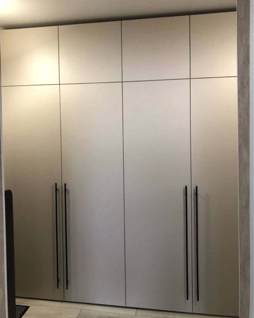 Шкаф до потолка с фасадами в цвет стен - фото - 2