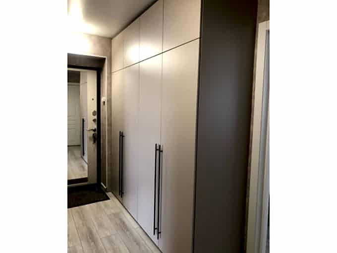 Шкаф до потолка с фасадами в цвет стен - фото - 1