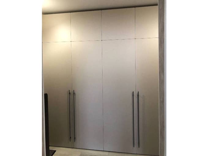 Шкаф до потолка с фасадами в цвет стен - фото - 2