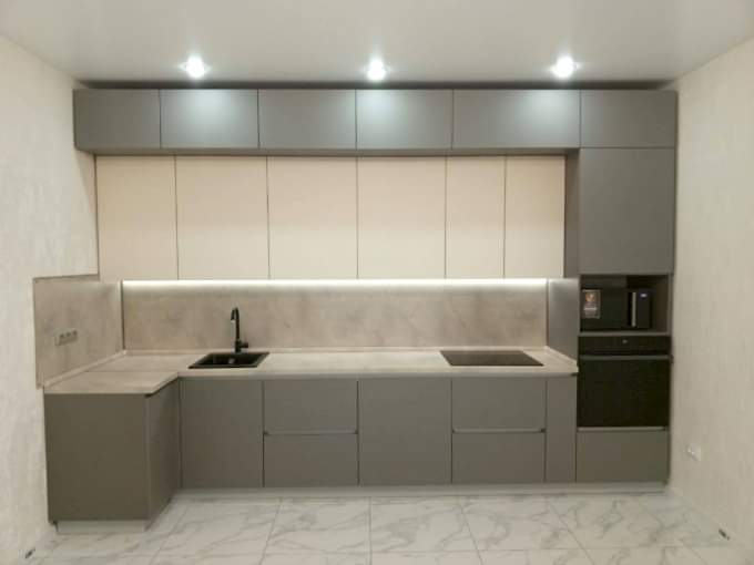 Прямая кухня с "сияющими" фасадами - фото - 2