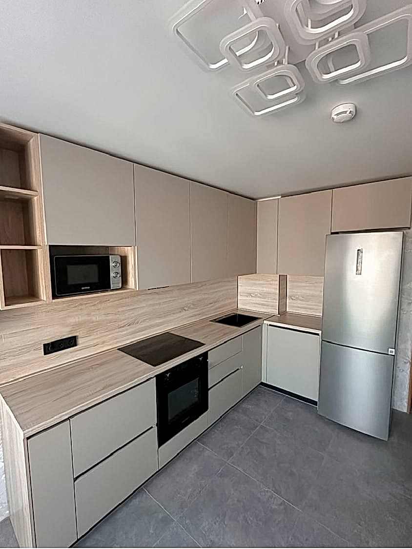 Угловая кухня в бежевой гамме - фото - 2