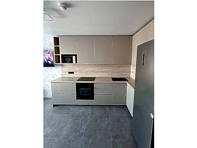 Угловая кухня в бежевой гамме - фото - 1