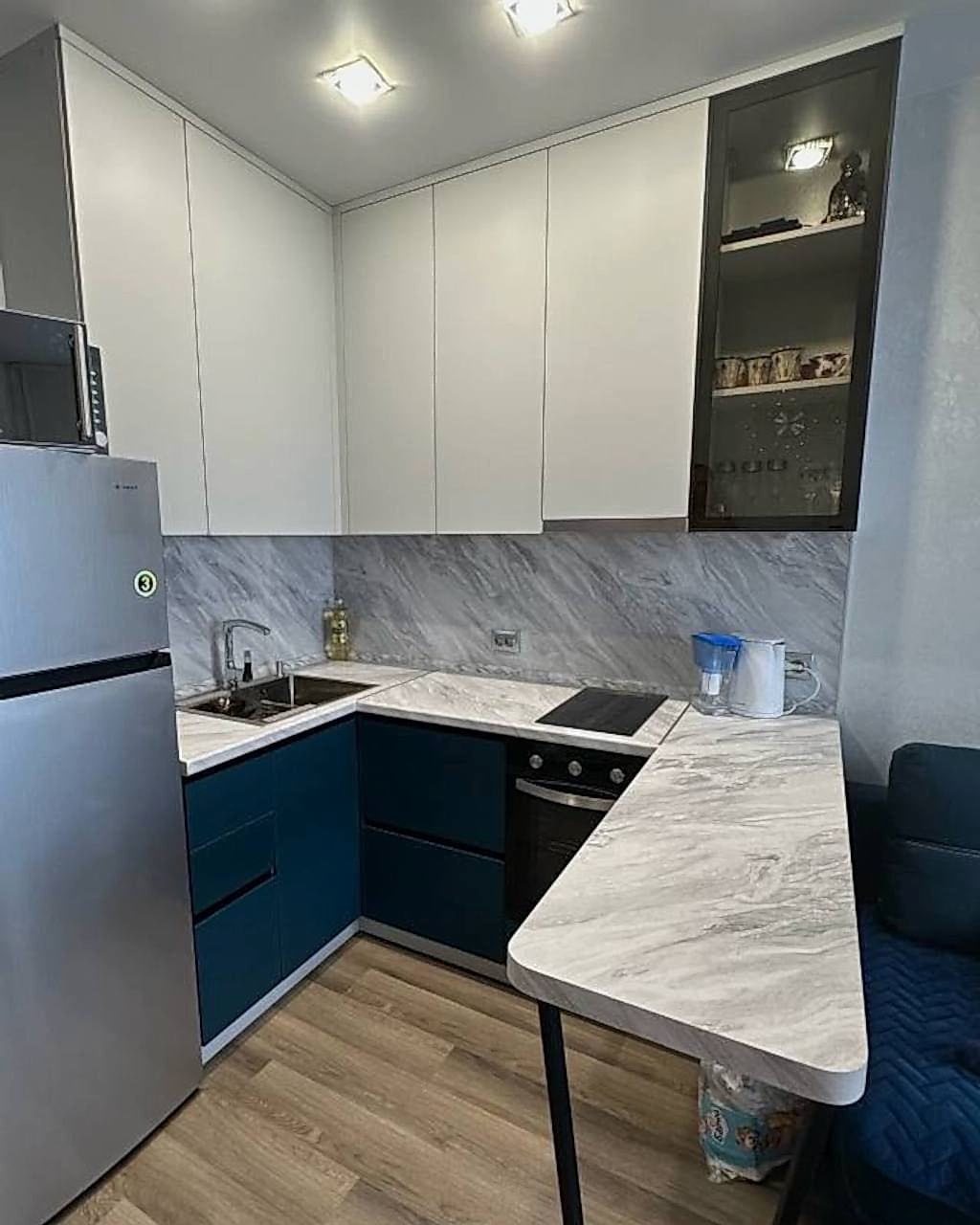 Небольшая п-образная кухня для квартиры-студии - фото - 2