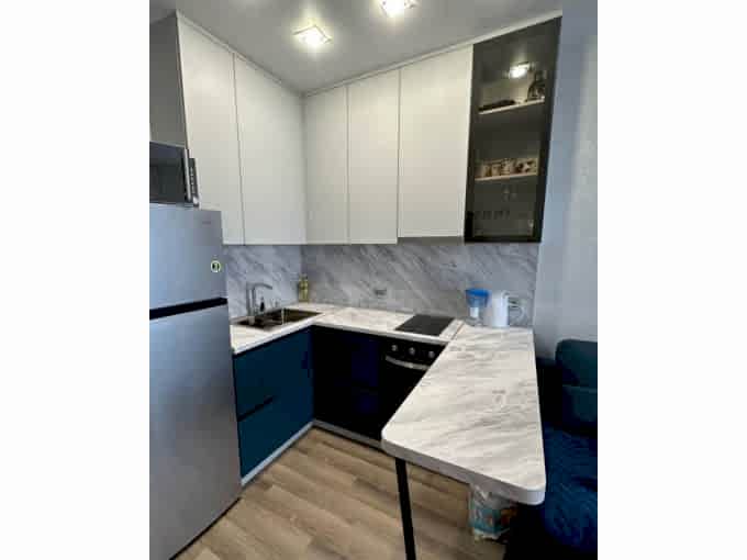 Небольшая п-образная кухня для квартиры-студии - фото - 2