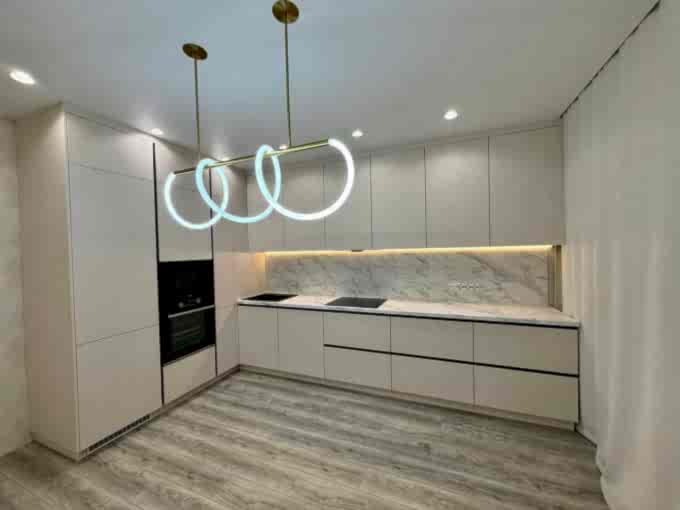 Роскошная угловая кухня, цвета кашемир - фото - 4