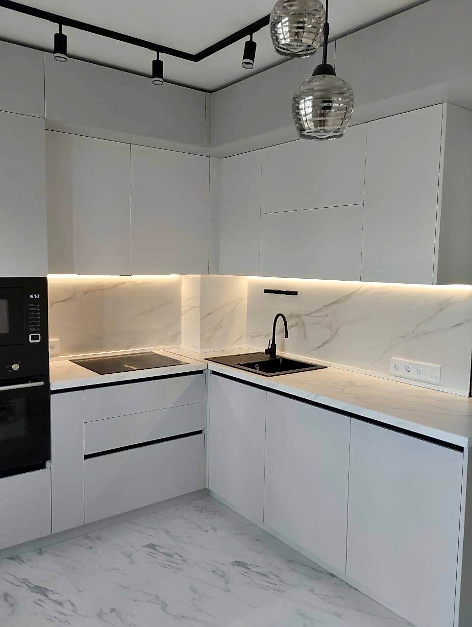 Угловая кухня для помещения со сложной, ломаной геометрией - фото - 4