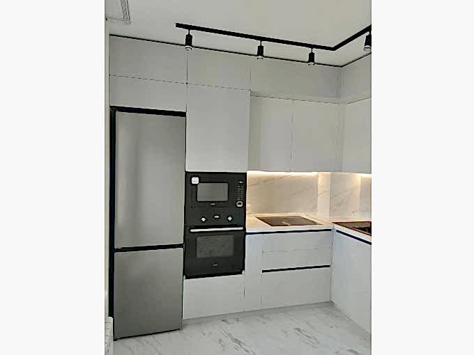 Угловая кухня для помещения со сложной, ломаной геометрией - фото - 3