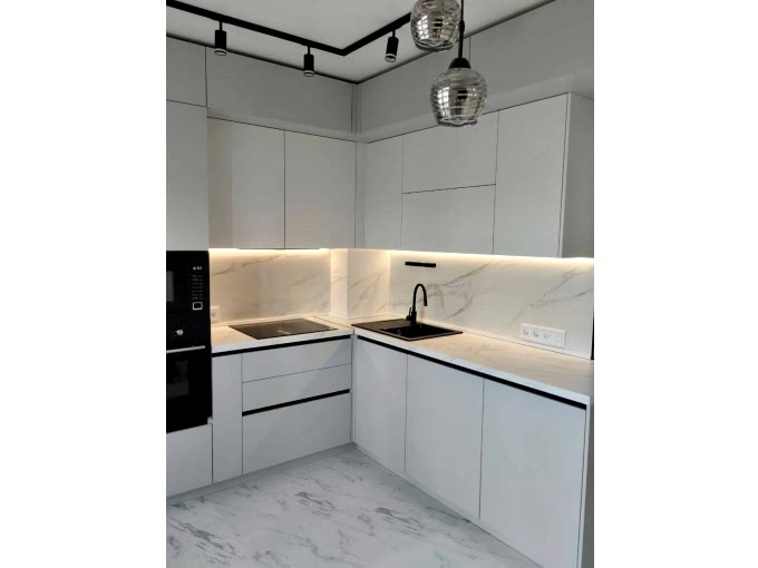 Угловая кухня для помещения со сложной, ломаной геометрией - фото - 4