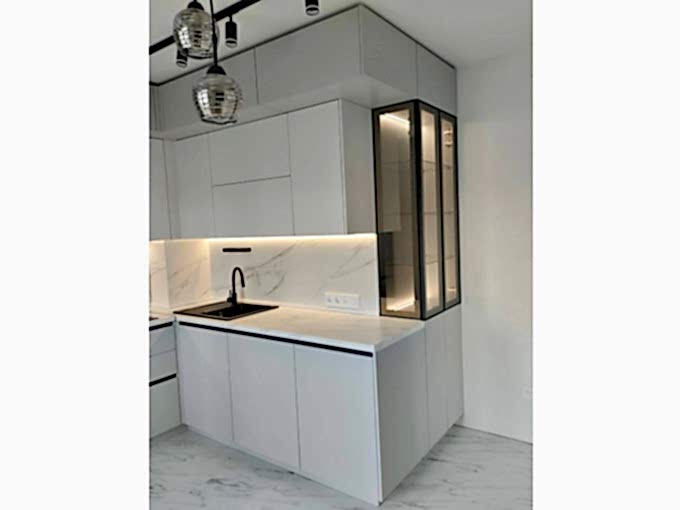 Угловая кухня для помещения со сложной, ломаной геометрией - фото - 1