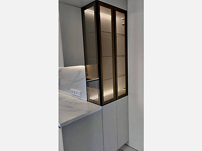 Угловая кухня для помещения со сложной, ломаной геометрией - фото - 2