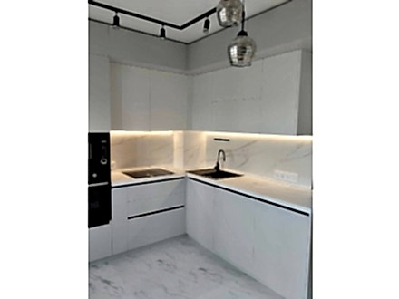 Угловая кухня для помещения со сложной, ломаной геометрией - фото - 4