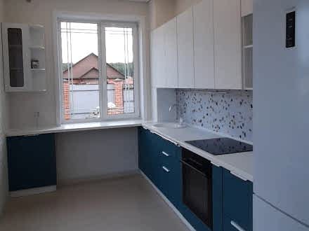 Современная кухня с рабочей поверхностью у окна для Татьяны из Читы - фото - 1