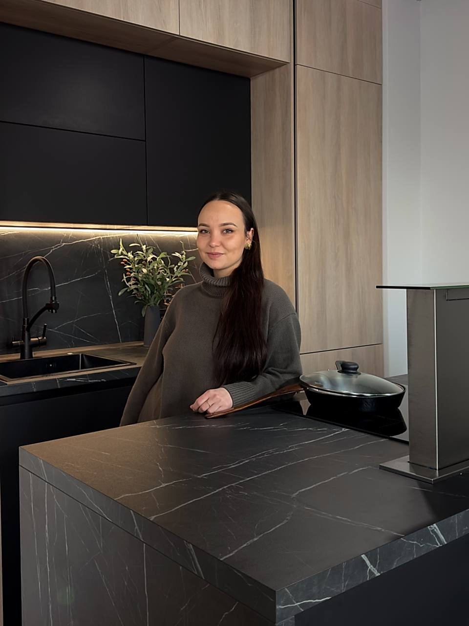 Дизайнерская кухня под потолок с техникой, скрытой в столешнице - фото - 8