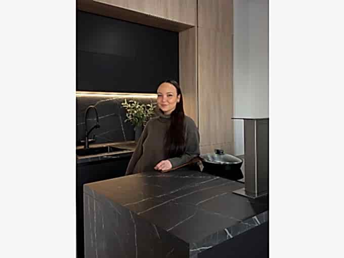 Дизайнерская кухня под потолок с техникой, скрытой в столешнице - фото - 8