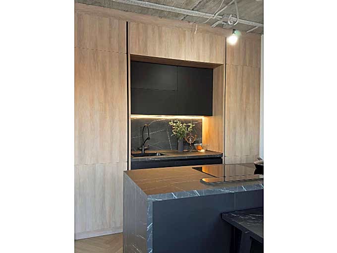 Дизайнерская кухня под потолок с техникой, скрытой в столешнице - фото - 7