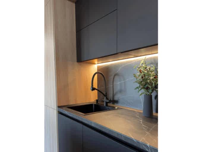 Дизайнерская кухня под потолок с техникой, скрытой в столешнице - фото - 6