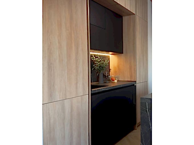 Дизайнерская кухня под потолок с техникой, скрытой в столешнице - фото - 2