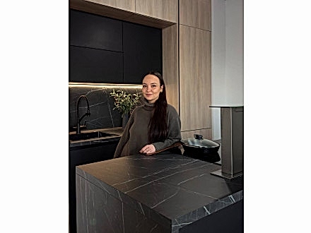 Дизайнерская кухня под потолок с техникой, скрытой в столешнице - фото - 8