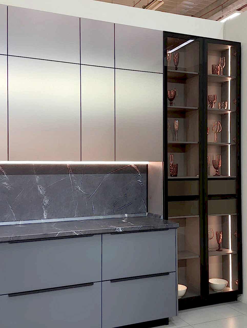 Новая кухня для шоурума в ТЦ Версаль - фото - 7