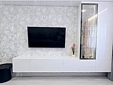 Белоснежная подвесная тумба под ТВ с витриной для Надежды из Астаны - фото - 3