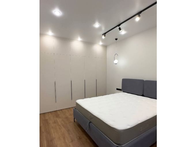 Шкаф 3 метра до потолка + туалетный столик для спальни - фото - 1