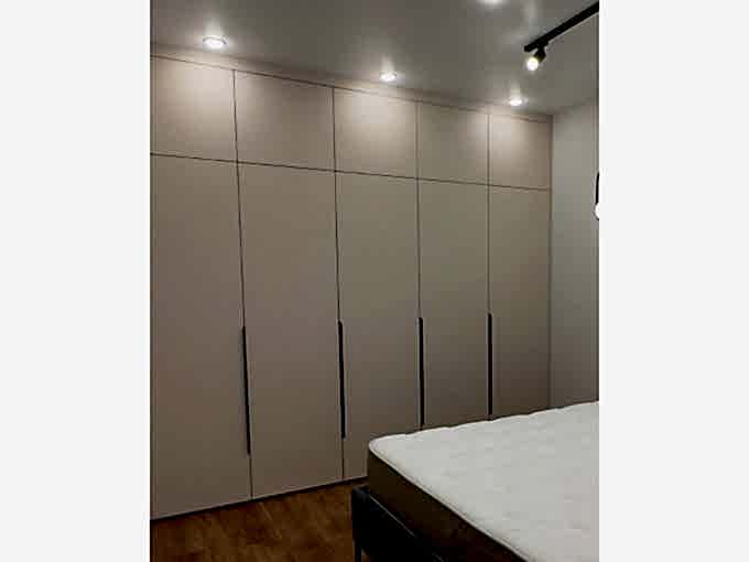 Шкаф 3 метра до потолка + туалетный столик для спальни - фото - 3