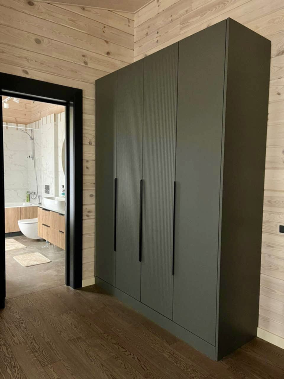 Стильный рифленый шкаф для одежды 1,8м - фото - 1