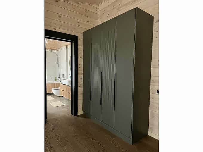 Стильный рифленый шкаф для одежды 1,8м - фото - 1