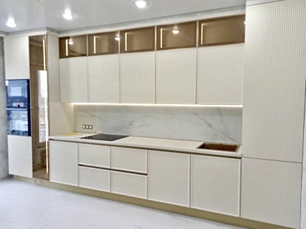 Роскошная кухня в светло-золотых тонах - фото - 1