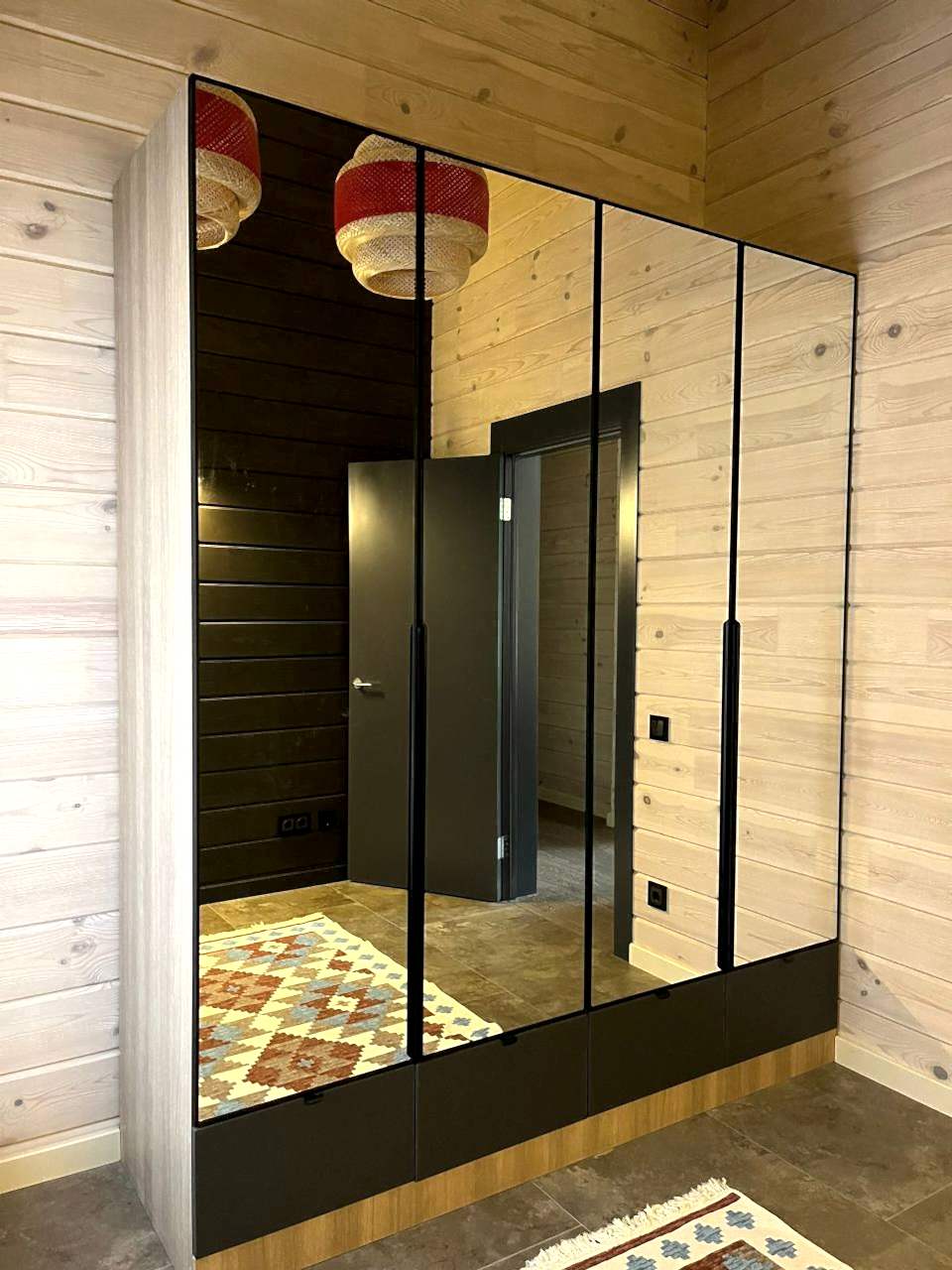 Невероятно удобный шкаф в прихожую с зеркальными дверцами - фото - 1