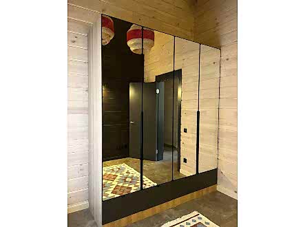 Невероятно удобный шкаф в прихожую с зеркальными дверцами - фото - 1