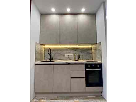 Современная мини-кухня с теплыми текстурными фасадами - фото - 1